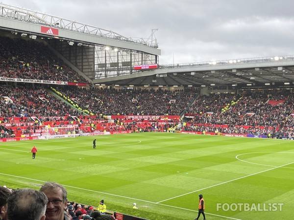 노란 안전 요원들로 둘러싸인 리버풀 원정석. 김희준 기자