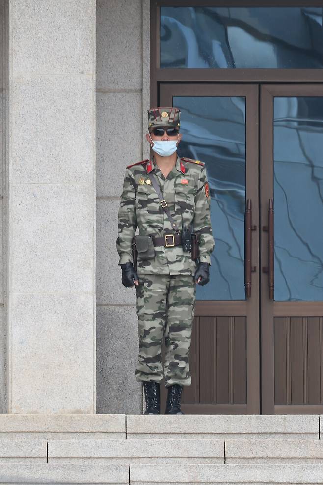 북한 판문각 1층에서 무장 군인이 보초를 서고 있다. 김혜윤 기자