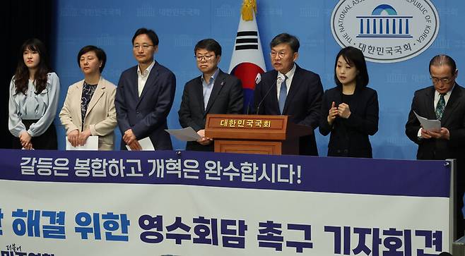 더불어민주연합 22대 국회의원 당선자들과 의료개혁특별위원회가 16일 국회에서 의료대란 해결을 위한 영수회담 촉구 기자회견을 하고 있다. 연합뉴스