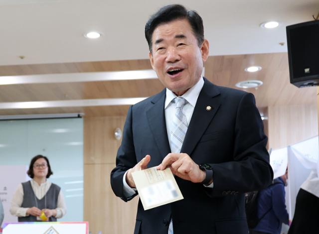 김진표 국회의장이 5일 오전 서울 영등포구 여의동주민센터에 마련된 제22대 국회의원선거 사전투표소에서 투표를 하고 있다. 이한호 기자
