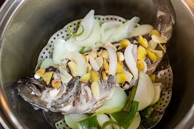 생선을 조리할 땐 마늘, 생강, 양파 등 향이 강한 부재료를 첨가하면 비린내를 없애는 데 도움이 된다./사진=클립아트코리아