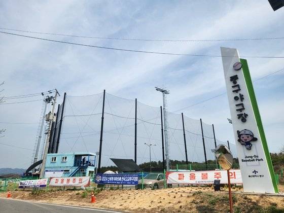 울산 중구야구장. 타자석 위치가 애매해 파울볼이 야구장 밖으로 쉽게 넘어간다. 김윤호 기자