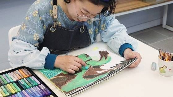 스프링샤인은 발달장애인의 예술을 재미있고 가치 있게 전달해 창작 활동을 돕고, 작품 기반 굿즈 제작·판매도 하고 있다.