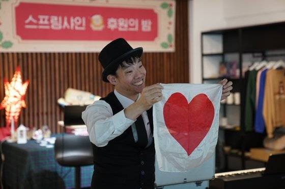 지적·청각 중복장애를 가진 해리(박진오) 작가는 스프링샤인에서 도예강사와 마술사로 활동하며 새들의 노래가 담긴 도자기 ‘지노피리’ 만들기 수업과 수강생을 위한 마술공연을 담당한다.