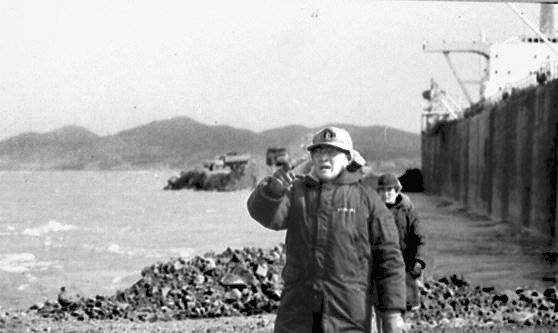 고(故) 정주영 현대그룹 명예회장이 서산 AB지구 방조제 건설 현장에서 공사를 지휘하고 있다. [중앙포토]
