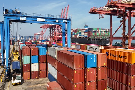 지난 12일 중국 동부 해안 롄윈강 항구에서 컨테이너를 선적하고 있다. 중국은 올해 1분기 예상을 웃도는 5.3% 성장을 기록했다고 국가통계국이 16일 발표했다. AFP=연합뉴스