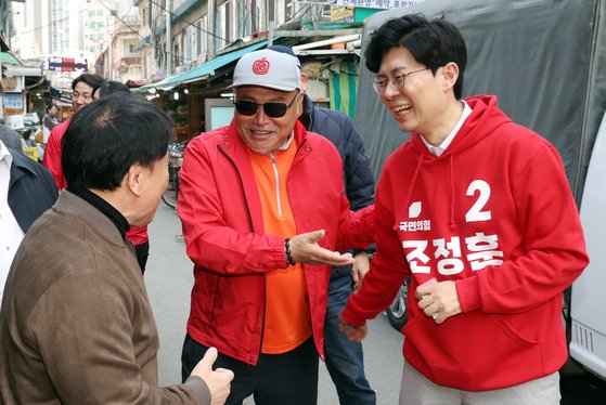 조정훈 마포구갑 국회의원 후보가 1일 오후 서울 마포구 공덕시장에서 상인 및 주민들에게 지지를 호소하며 인사를 하고 있다. 왼쪽은 가수 김흥국. 뉴스1