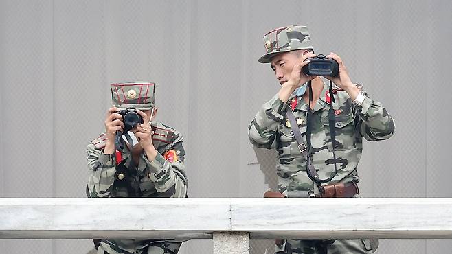 린다 토마스-그린필드 주유엔(UN) 미국대사가 판문점 공동경비구역(JSA)에 방문한 16일 오전 북한 판문각에서 군인들이 남측 지역을 관찰하고 있다. 뉴스1