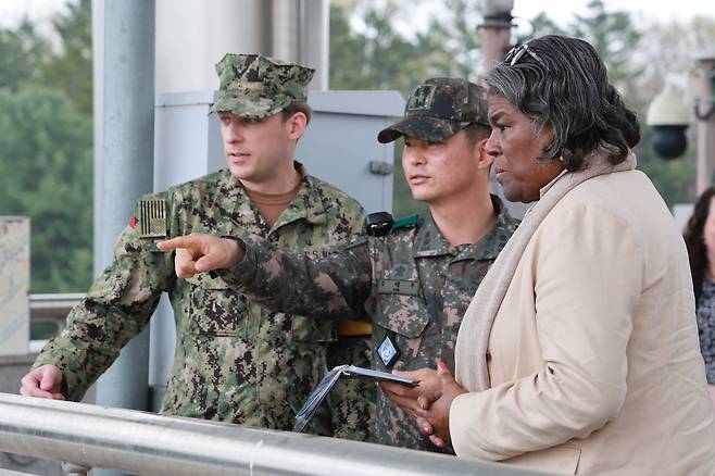 린다 토마스-그린필드 주유엔(UN) 미국대사가 유엔군 사령부 소속 장병들과 함께 16일 판문점 일대를 둘러보고 있다. 뉴스1