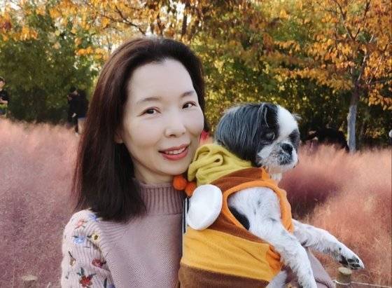 권남희 작가는 반려견을 먼저 떠나보내고 힘들어하는 이들에게 위안을 주려 책 『어느 날 마음속에 나무를 심었다』를 썼다. 사진에 나오는 반려견 나무는 2020년 간암으로 무지개다리를 건넜다. 사진 권남희