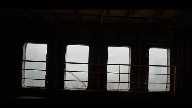 ▲영화 중 마치 배에 탄 것처럼 좌우로 기우는 컷 [시네마 달]