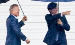 조국 조국혁신당 대표(오른쪽)가 15일 경남 양산 평산마을을 찾아 문재인 전 대통령을 예방하고 있다.  뉴스1
