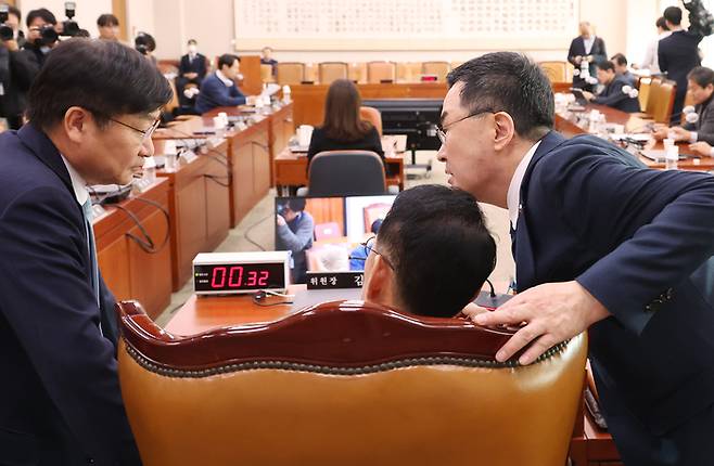 지난달 15일 국회에서 열린 법제사법위원회 전체회의에서 여야 간사인 정점식(왼쪽), 소병철(오른쪽) 의원이 김도읍 위원장과 대화하고 있다. 연합뉴스