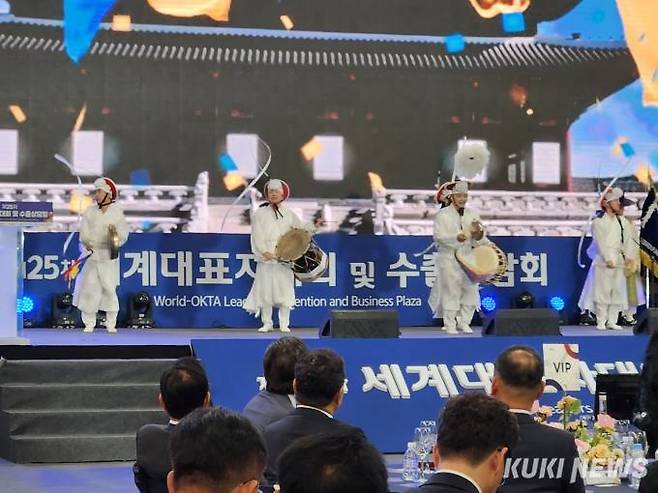 제25차 세계대표자대회 개회를 축하하는 부여국악단 공연 모습. 사진=홍석원 기자