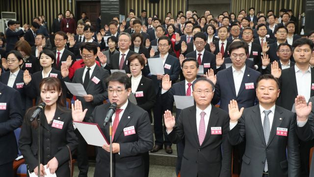 16일 국회에서 열린 국민의힘과 국민의미래 당선자 총회에서 제22대 국회의원 당선인들이 결의문을 채택하고 있다. 연합뉴스