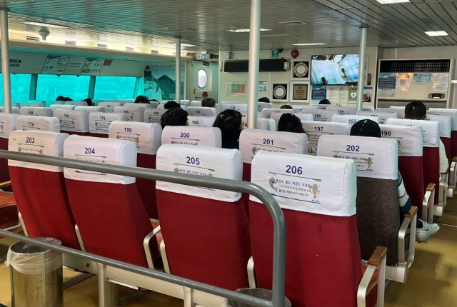지난 9일 목포항에서 오후 12시30분 홍도로 출발 예정인 여객선 뉴골드스타의 내부 모습. 승객들이 승선 시간에 맞춰 하나둘씩 자리를 채우고 있다. 나경연 기자