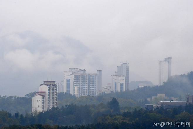 (포항=뉴스1) 최창호 기자 = 15일 오후 경북 포항시 남구 연일읍 유강리 아파트 단지 뒷편으로 안개가 자욱하다. 2024.4.15/뉴스1  Copyright (C) 뉴스1. All rights reserved. 무단 전재 및 재배포,  AI학습 이용 금지. /사진=(포항=뉴스1) 최창호 기자