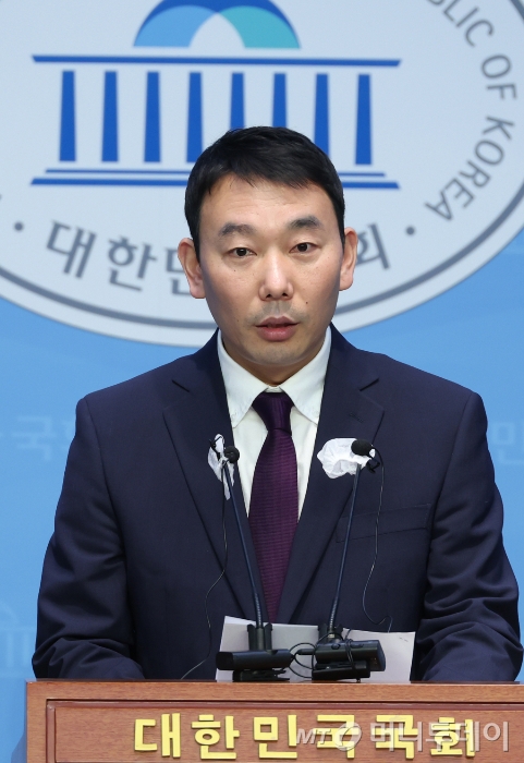 김용민 더불어민주당 검찰독재정치탄압대책위원회 검사범죄대응TF 팀장이 26일 오후 서울 여의도 국회 소통관에서 '검찰의 디지털 캐비넷' 관련 입장 발표를 하고 있다.  2024.03.26. /사진=뉴시스 /사진=조성봉