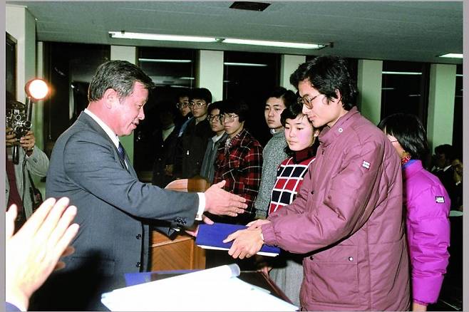 1986년 해외 유학을 앞둔 한국고등교육재단 장학생들에게 장학증서를 전달하고 있는 故최종현 선대회장 /사진= SK