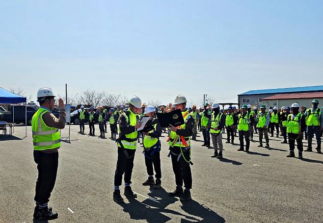 한화 건설부문이 중대재해 예방과 건설현장 3대 사고 감축을 위해 '3·3·3 안전캠페인'을 연중 진행한다. 사진은 '3·3·3 안전캠페인' 결의문 낭독 모습. /사진=한화 건설부문