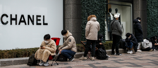 지난 2021년 서울의 한 백화점 명품관이 개장하기 전 샤넬 매장 앞에 고객들이 줄을 서 있다. 뉴시스