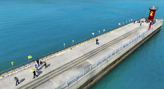 세월호 참사 10주기를 이틀 앞둔 14일 오전 전남 진도군 임회면 팽목항(진도항)에서 추모객들이 이동하고 있다.[연합]