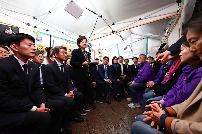 더불어민주당과 더불어민주연합 초선 당선자들이 15일 남인순 이태원참사특별위원장과 함께 서울광장에 설치된 이태원참사 희생자 분향소를 조문, 유가족들을 만나 대화하고 있다. [연합]