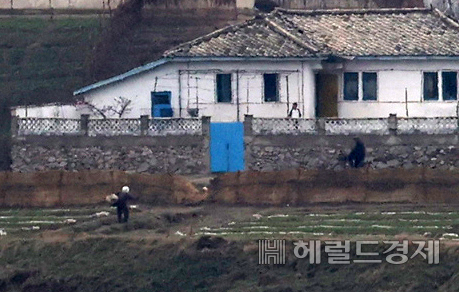 린다 토마스-그린필드 주유엔(UN) 미국대사가 판문점 공동경비구역(JSA)에 방문한 16일 오전 북한 황해북도 기정동 마을에 사는 시민들 모습이 보이고 있다. 사진=청사사진기지단