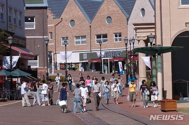 [파주=뉴시스] 지난 2006년 4월 개원한 경기영어마을 파주캠프에서 프로그램 참여 학생들이 원어민 교사와 함께 시설을 둘러보고 있다. 2006.09.07 (사진=경기도 제공)