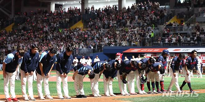 [서울=뉴시스] 정병혁 기자 = 12일 서울 구로구 고척스카이돔에서 열린 2024 KBO리그 롯데 자이언츠 대 키움 히어로즈의 경기에서 9대4로 패배한 롯데 선수들이 아쉬워하고 있다. 2024.04.12. jhope@newsis.com