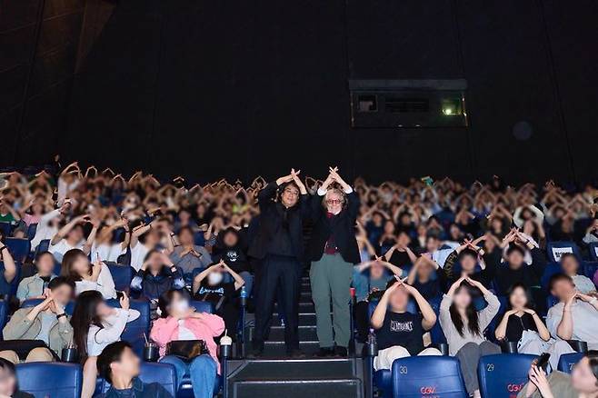 [서울=뉴시스] 봉준호, 조지 밀러 감독이 서울 용산CGV에서 진행된 '퓨리오사: 매드맥스 사가' 스페셜 GV행사에서 관객들과 포즈를 취하고 있다. (사진=워너브러더스 코리아 제공) 2024.04.16. photo@newsis.com *재판매 및 DB 금지