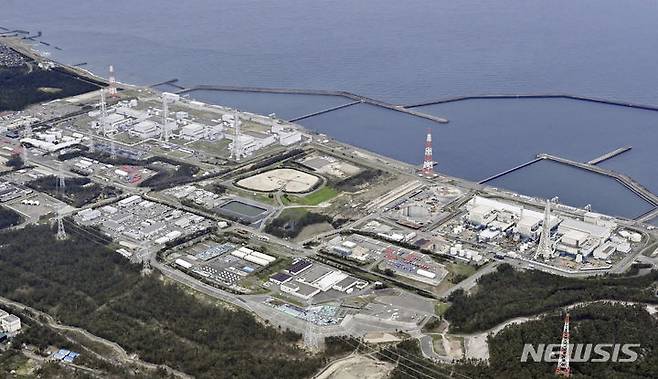 [가시와자키=AP/뉴시스]일본 도쿄전력이 동일본 대지진 때 운전을 중단한 혼슈 니가타현 가시와자키시 소재 가시와자키﻿가리와(柏崎刈羽) 원자력발전소의 재가동을 위해 원자로 내에 핵연료를 넣는 작업을 시작했다. 사진은 2021년 4월 일본 북부 니가타현 가시와자키시에 있는 가시와자키가리와 원자력발전소. 2024.04.16.