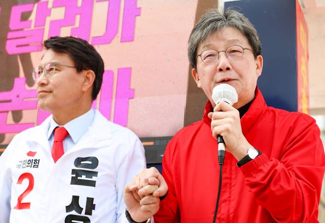 국민의힘 유승민 전 의원(오른쪽)이 2일 인천시 미추홀구 용현시장 인근에서 인천 동·미추홀을에 출마한 윤상현 후보의 손을 꼭 잡고 지지 발언을 하고 있다. 2024.4.2 [연합뉴스]