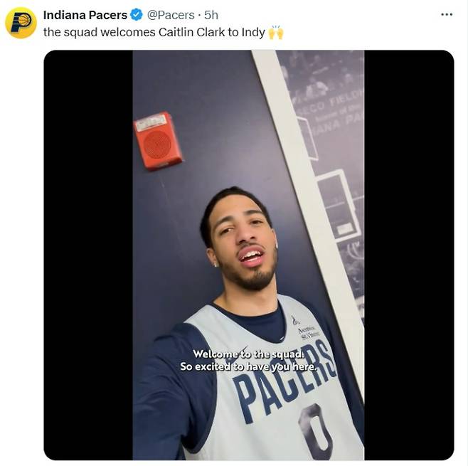케이틀린 클락의 인디애나주 입성을 환영하는 NBA 인디애나 페이서스의 타이리스 할리버튼. 인디애나 페이서스 SNS
