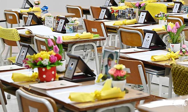 지난 15일 경기도 안산시 4.16 민주시민교육원에 마련된 단원고 4.16 기억교실 책상위에 노란 장미꽃이 놓여 있다. 뉴시스