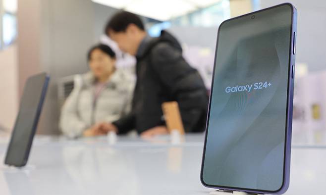 삼성전자의 신형 플래그십 스마트폰 갤럭시 S24 시리즈가 공식 출시된 지난 1월 31일 서울 삼성 강남을 찾은 시민이 S24 시리즈를 살피고 있다. 연합뉴스