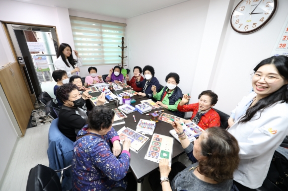 지난 8일 서울 구로구 구립가마산경로당에서 노인들이 치매안심센터 사회복지사들과 함께 인지 프로그램을 수행하고 있다. 구로구 제공