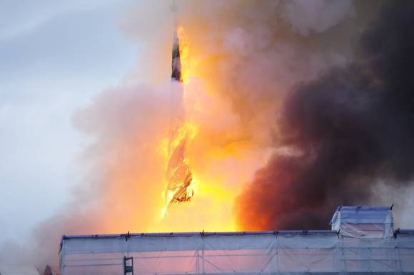 덴마크 옛 증권거래소 건물 화재 - 2024년 4월 16일(현지시간) 덴마크 코펜하겐 뵈르센에 있는 옛 증권거래소 건물에서 화재가 발생해 불길이 치솟고 연기가 피어오르고 있다. / 사진=AP 연합뉴스