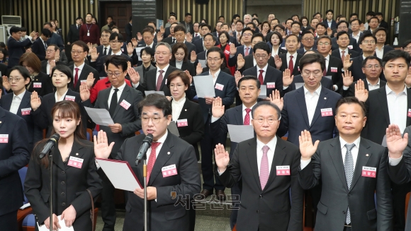 “국민만 바라보겠다” - 김예지(앞줄 왼쪽부터)·배준영 국민의힘 의원이 16일 국회에서 열린 제22대 국민의힘·국민의미래 당선인총회에서 결의문을 낭독하고 있다. 당선인들은 채택한 결의문에서 “기득권을 내려놓고 오직 국민만 바라보고 한마음 한뜻으로 변화해 나가겠다”고 밝혔다. 오장환 기자