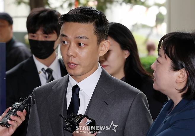 [서울=뉴시스] 조성우 기자 = 상습 마약 투약 혐의로 기소된 배우 유아인이 16일 오후 서울 서초구 서울중앙지방법원에서 열린 4차 공판에 출석하고 있다. 2024.04.16. xconfind@newsis.com /사진=조성우
