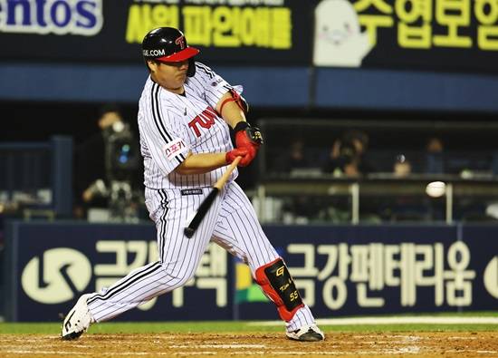 LG 트윈스 우타거포 유망주 김범석이 4월 16일 잠실 롯데 자이언츠전에서 7회말 대타로 출전, 2타점 2루타를 기록하며 팀의 7-2 승리에 힘을 보탰다. 사진 연합뉴스