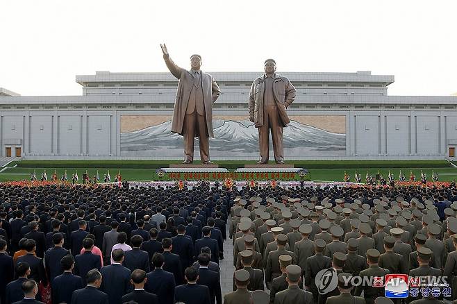 북한 당·정 간부들, 김일성·김정일 동상에 헌화 (평양 조선중앙통신=연합뉴스) 북한 김일성 주석 생일(4월 15일) 112주년을 맞아 김덕훈 내각총리, 최룡해 최고인민회의 상임위원장, 리병철 당 중앙군사위원회 부위원장을 비롯한 당과 정부의 간부들이 지난 14일 평양 만수대언덕에 있는 김일성·김정일 동상에 헌화했다고 조선중앙통신이 15일 보도했다. 2024.4.15 
    [국내에서만 사용가능. 재배포 금지. For Use Only in the Republic of Korea. No Redistribution] nkphoto@yna.co.kr