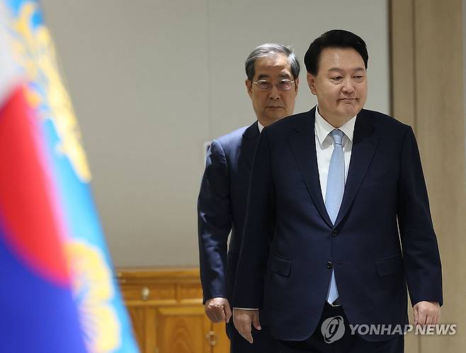 윤석열 대통령, 국무회의 입장 (서울=연합뉴스) 진성철 기자 = 윤석열 대통령이 16일 서울 용산 대통령실 청사에서 열린 국무회의에 한덕수 국무총리와 함께 입장하고 있다.  2024.4.16 zjin@yna.co.kr