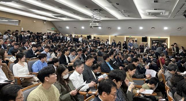 서울시는 16일 서울 중구 서소문청사에서 '2024 역세권 활성화 사업 설명회'를 개최했다. 200명을 수용할 수 있는 강당은 꽉 찼고 통로 사이 사이에도 참석자들이 자리했다. 질의응답이 길어지면서 설명회는 예정보다 약 40분 연장됐고 오는 18일에 2차 설명회도 열기로 했다. /사진=김진수 기자