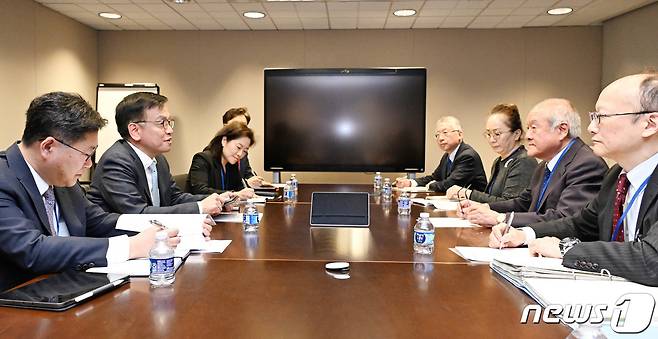 G20 재무장관회의 및 IMF/WB 춘계회의 참석차 미국 워싱턴을 방문 중인 최상목 경제부총리 겸 기획재정부 장관이 16일(현지시간) 세계은행(WB)에서 스즈키 슌이치 일본 재무장관과 면담하고 있다. (기획재정부 제공) 2024.4.17/뉴스1 ⓒ News1 신웅수 기자