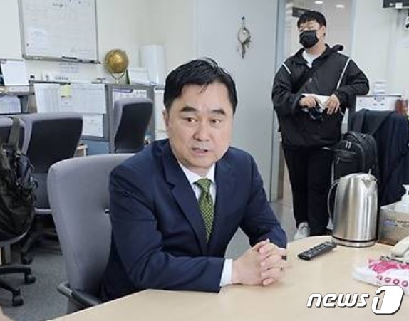 16일 김종민 새로운미래 공동대표가 세종시청 기자실을 방문해 당선 뒤 의정활동에 대한 입장을 밝히고 있다. ⓒ 뉴스1 장동열 기자