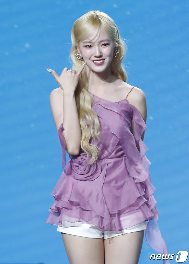 그룹 비웨이브(BEWAVE)의 윤슬이 17일 서울 강남구 일지아트홀에서 가진 데뷔 앨범 ‘비:웨이브’(BE:WAVE) 쇼케이스에서 포즈를 취하고 있다. 2024.4.17/뉴스1 ⓒ News1 권현진 기자