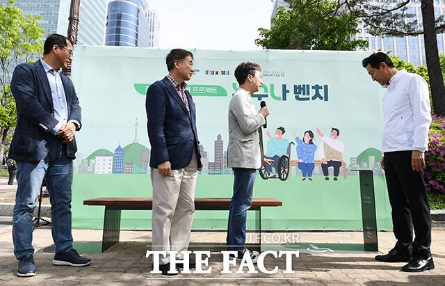 오세훈 서울시장이 '누구나 벤치'에 대한 설명을 듣고 있다.