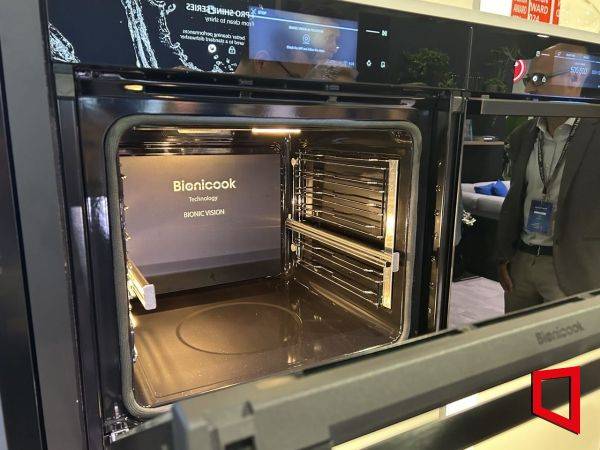 16일(현지시간) 밀라노서 열린 유로쿠치나 2024에서 중국업체인 하이얼이 전시한 '바이오닉쿡' 모습. [사진=한예주 기자]