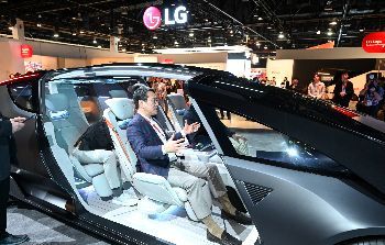 조주완 LG전자 CEO가 지난 1월9일(현지시간) 미국 라스베이거스에서 열린 CES 2024에서 LG전자의 미래 모빌리티 콘셉트 '알파블'을 소개하고 있다.[사진출처=연합뉴스]